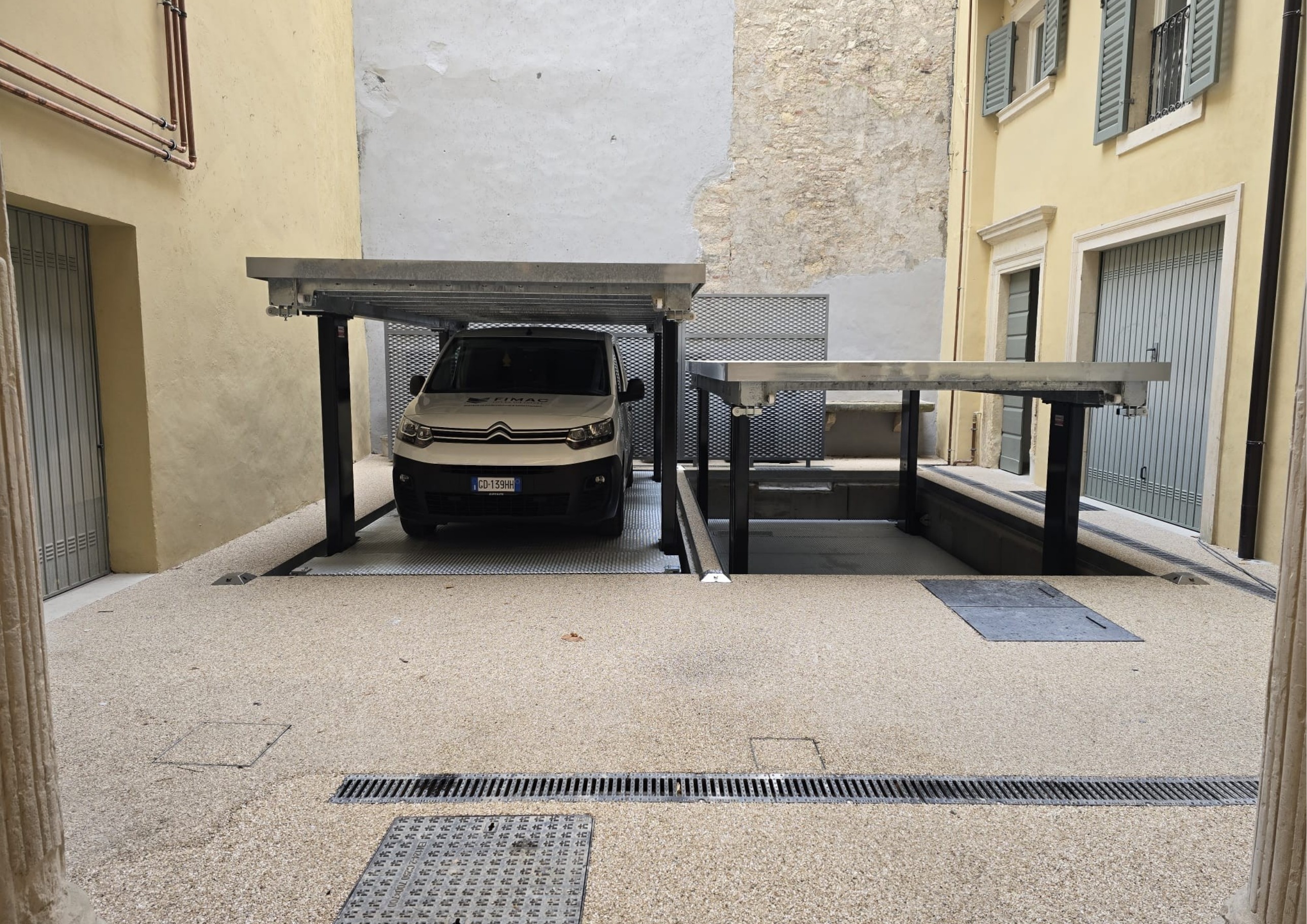 Car-lift installation with two platforms